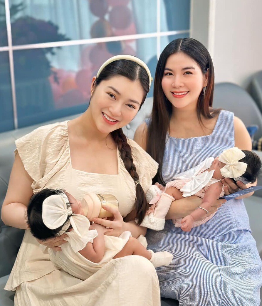 Kha Ly và cô bạn thân - Thanh Trúc tận hưởng niềm vui làm mẹ cùng lúc.