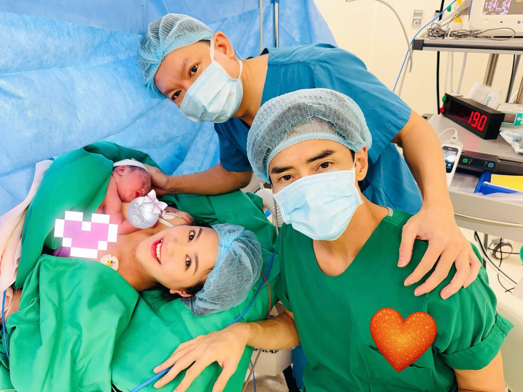 Phương Hằng vượt cạn mẹ tròn con vuông, Anh Tâm cũng túc trực bên cạnh.