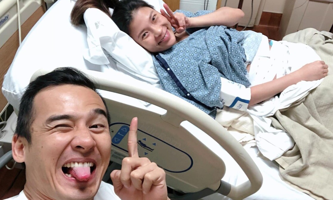 Thúy Diễm sinh con đầu lòng tại Mỹ, được chồng vào phòng sinh tiếp sức.