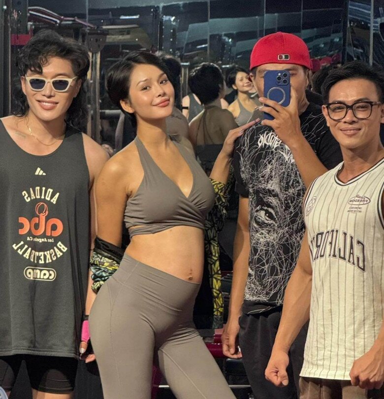 Quán quân The New Mentor kết hôn vào đầu tháng 8 và thông báo mang bầu vào cuối tháng.