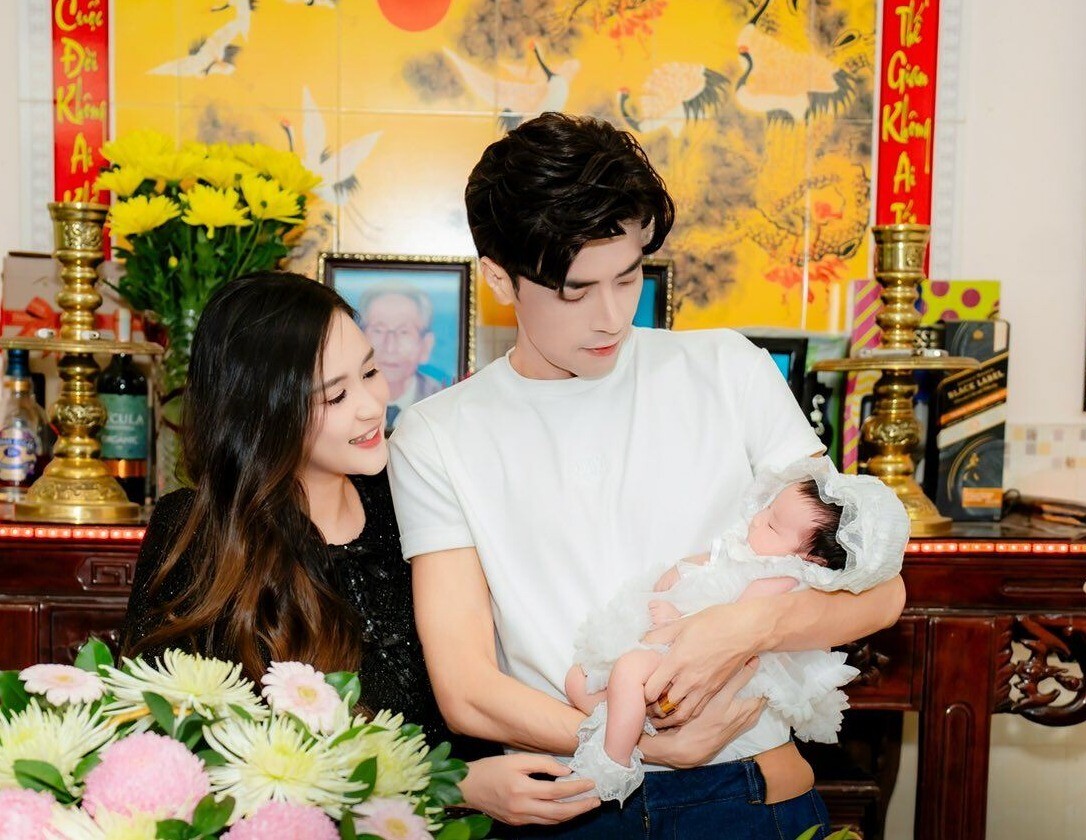 Mẹ bỉm rạng rỡ sau sinh, cùng chồng làm đầy tháng cho con.