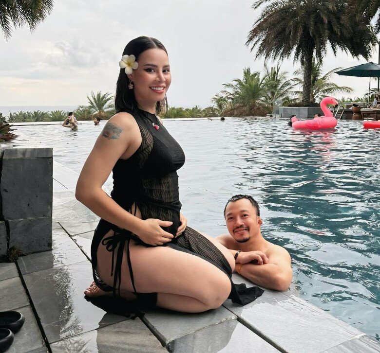 Bà bầu 9X diện đồ bơi gợi cảm trong chuyến nghỉ mát cùng chồng.