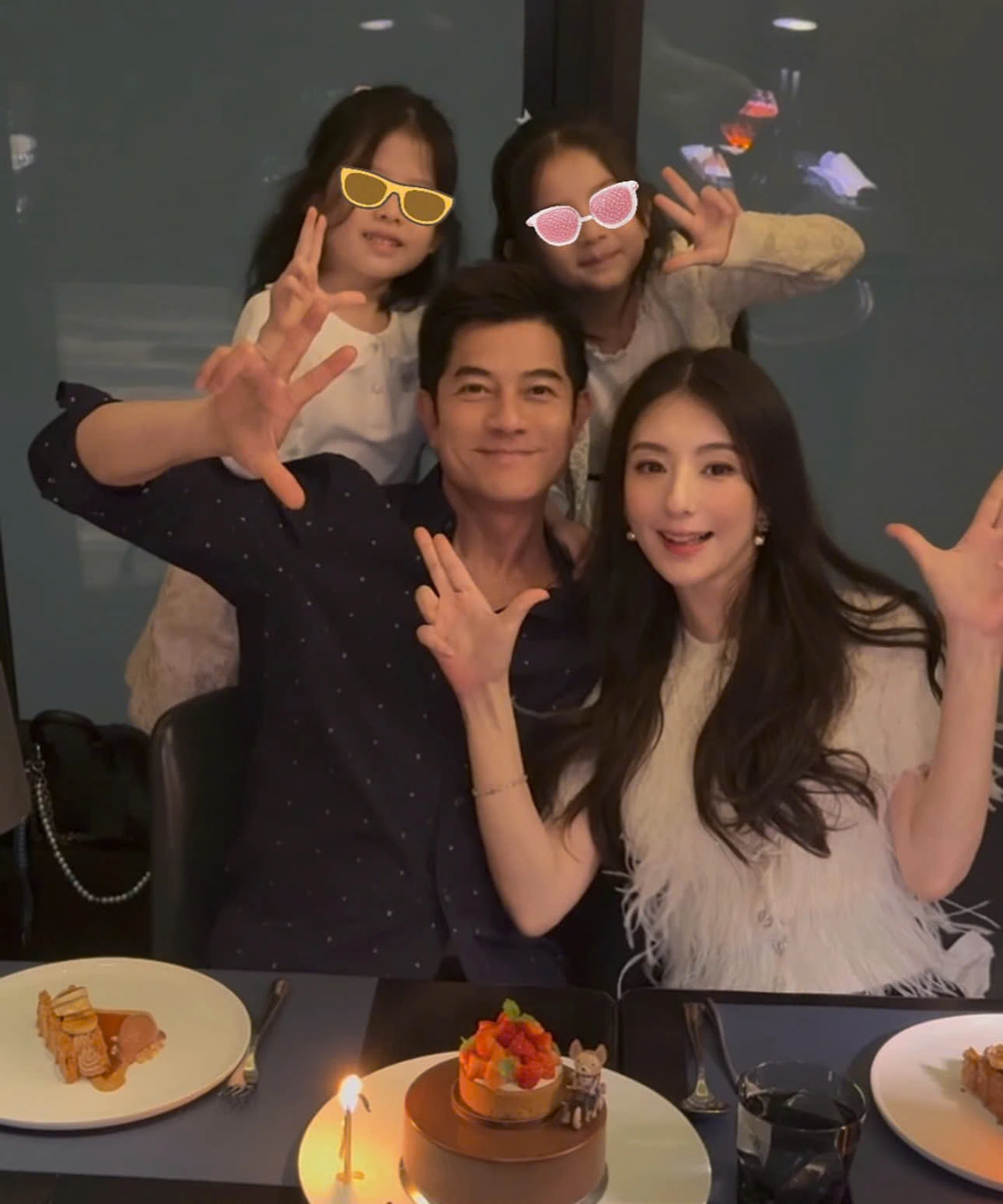 Bên cạnh đó, tỷ phú U60 vẫn dành sự yêu chiều hết mực đối với 2 cô con gái lớn của mình.