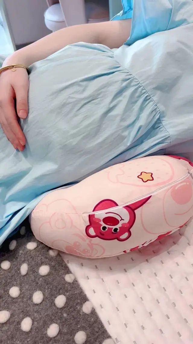 Mọi sinh hoạt của cô gói gọn trên 1 chiếc giường.