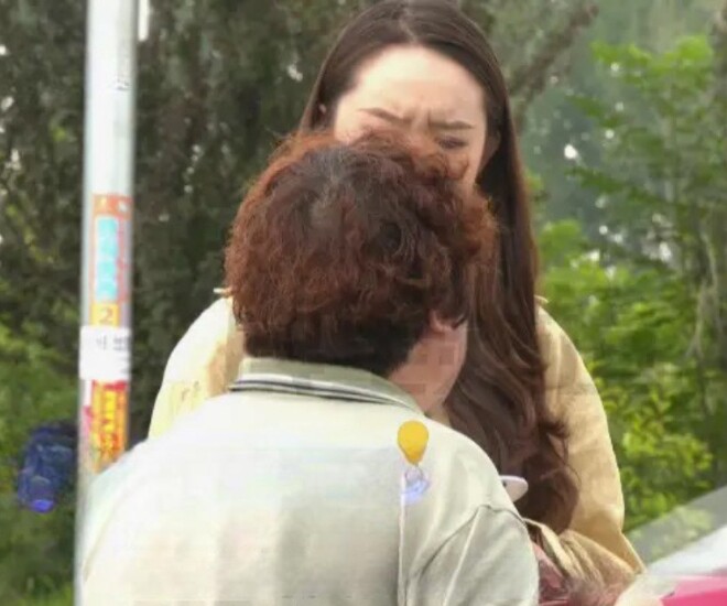 Chị Tần nhìn thấy mẹ chồng là hoa mắt, buồn nôn.