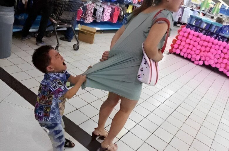 Trẻ ngỗ nghịch cần được người lớn quan tâm, dạy bảo.