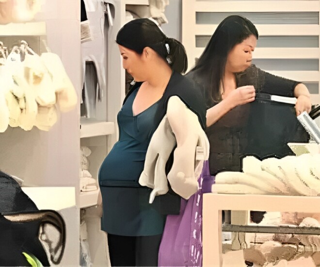 Bà bầu 7 tháng đang đi siêu thị mua đồ thì gặp sự cố.
