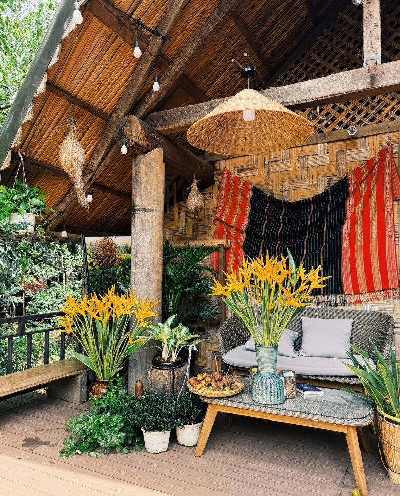 Cô tự tay trang trí nhà cừa để chào đón khách đến chơi.