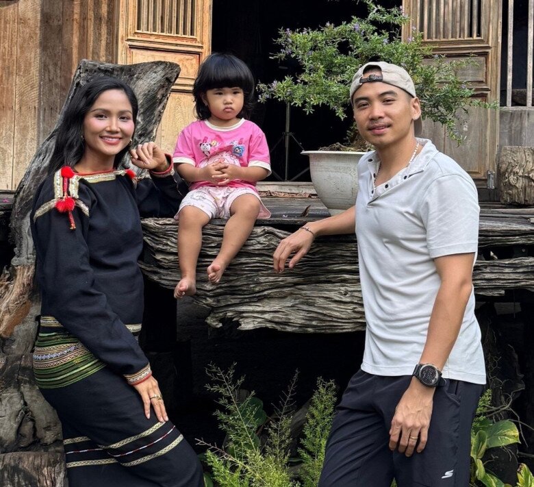 Nàng hậu đẹp giản dị trong chuyến về quê dưỡng thai.