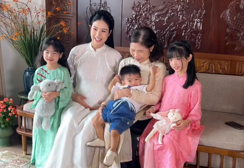 Ngọc Hân vừa thực hiện bộ ảnh bầu tại nhà cùng gia đình, được mẹ ruột tự tay mua hoa trang trí.