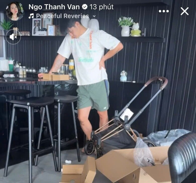 Nữ diễn viên khoe khoảnh khắc chồng unbox xe đẩy em bé.