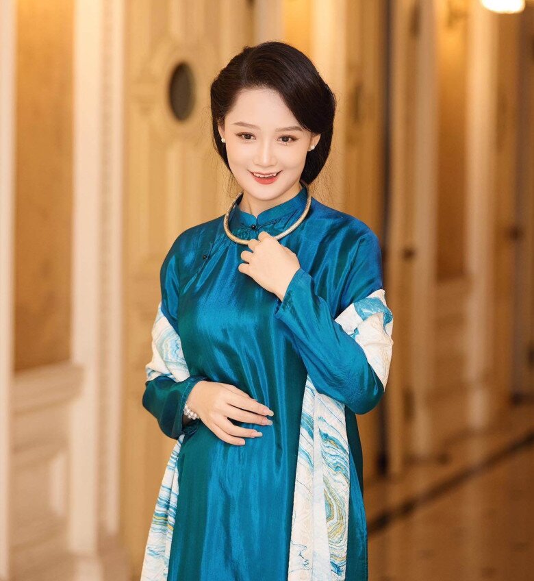Cô chuộng áo dài dái suông khi mang bầu.