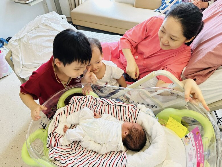 “BTV trẻ nhất Thời sự 19h” khoe dáng nuột nà sau sinh, U40 đứng cạnh nam thần Việt mà nhìn hệt nữ chính phim ngôn tình - 10