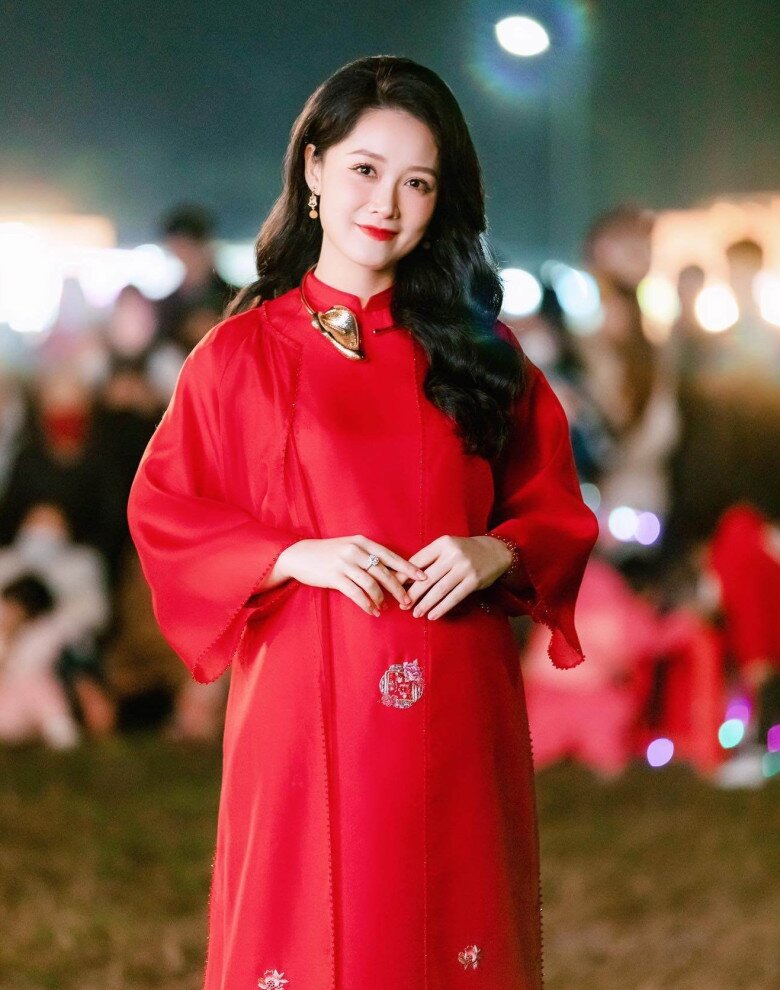 “BTV trẻ nhất Thời sự 19h” khoe dáng nuột nà sau sinh, U40 đứng cạnh nam thần Việt mà nhìn hệt nữ chính phim ngôn tình - 8