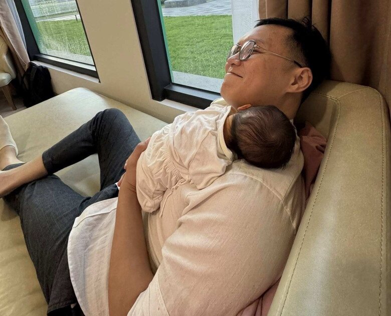 Chồng và con trai lớn cùng Thu Hà cưng nựng công chúa nhỏ.