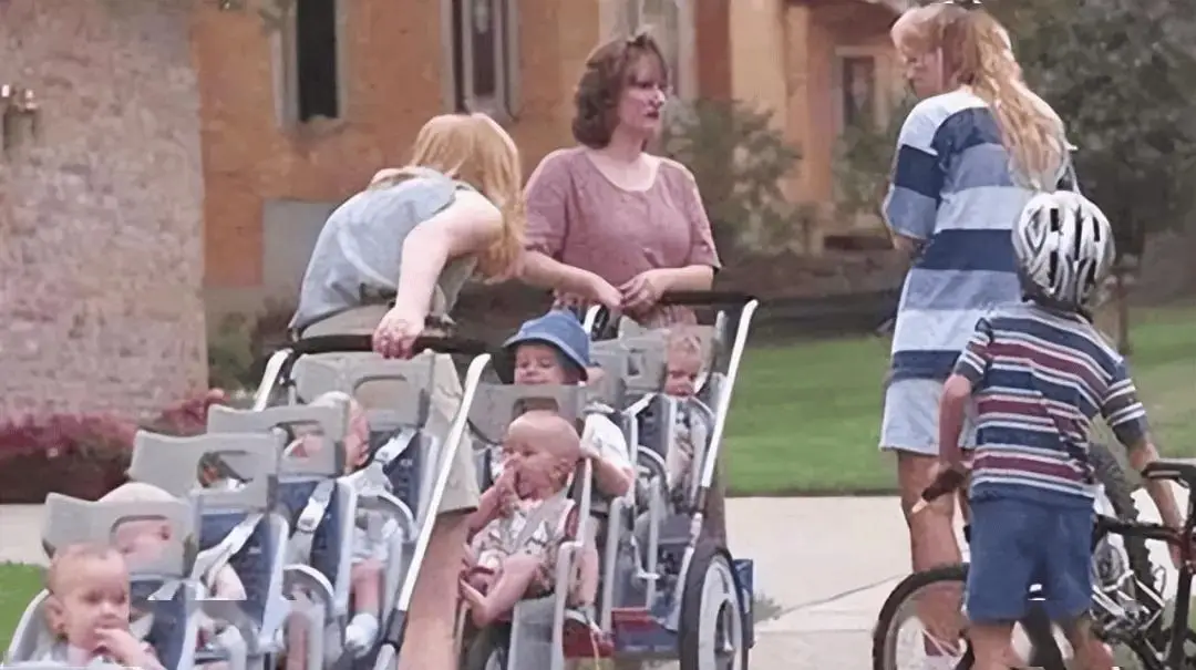 Ca sinh 7 đầu tiên trên thế giới và cuộc sống của 7 đứa trẻ sau 28 năm - 7