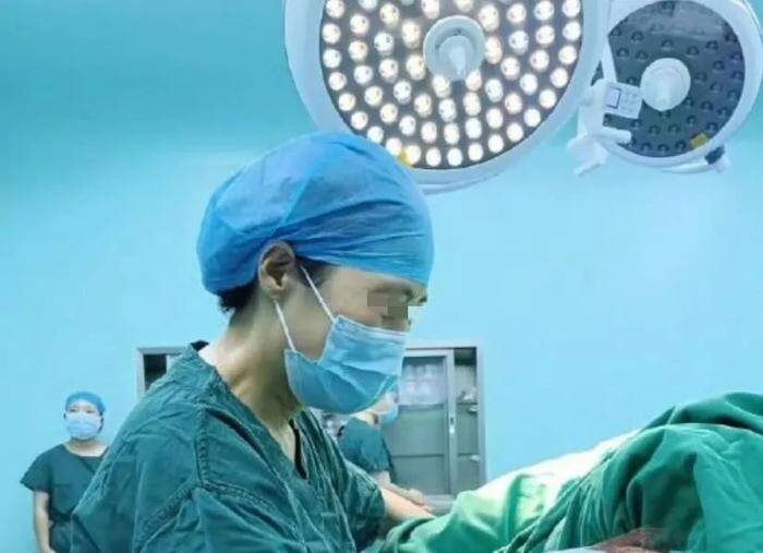 Bác sĩ Thiệu có 20 năm kinh nghiệm, đỡ đẻ cho hơn 30.000 sản phụ. Bác sĩ Thiệu có 20 năm kinh nghiệm, đỡ đẻ cho hơn 30.000 sản phụ.