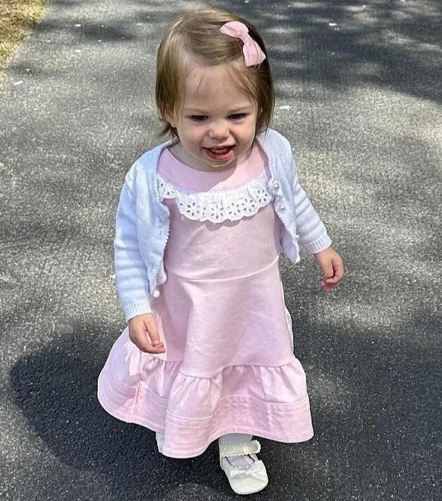 Bé gái nay đã 1 tuổi rưỡi, có vẻ ngoài cực đáng yêu.