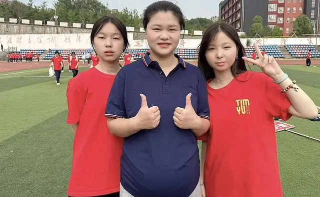 Ở tháng cuối thai kỳ, cô tích cực làm việc, hỗ trợ các em học sinh.