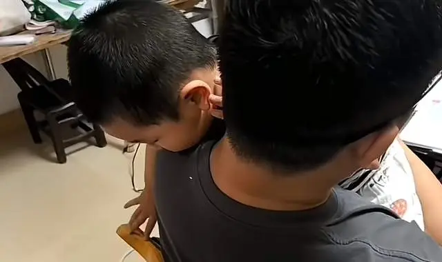 Người chồng chăm 2 con nhỏ sau khi vợ qua đời.