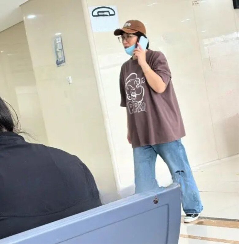Cô gái trẻ nhiều lần nghe lén mẹ gọi điện vay tiền để chữa bệnh cho mình.
