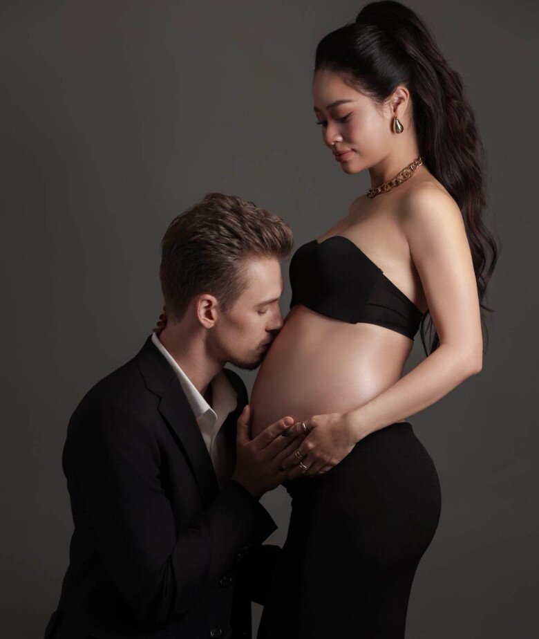 Cô được chồng Tây ân cần chăm sóc.