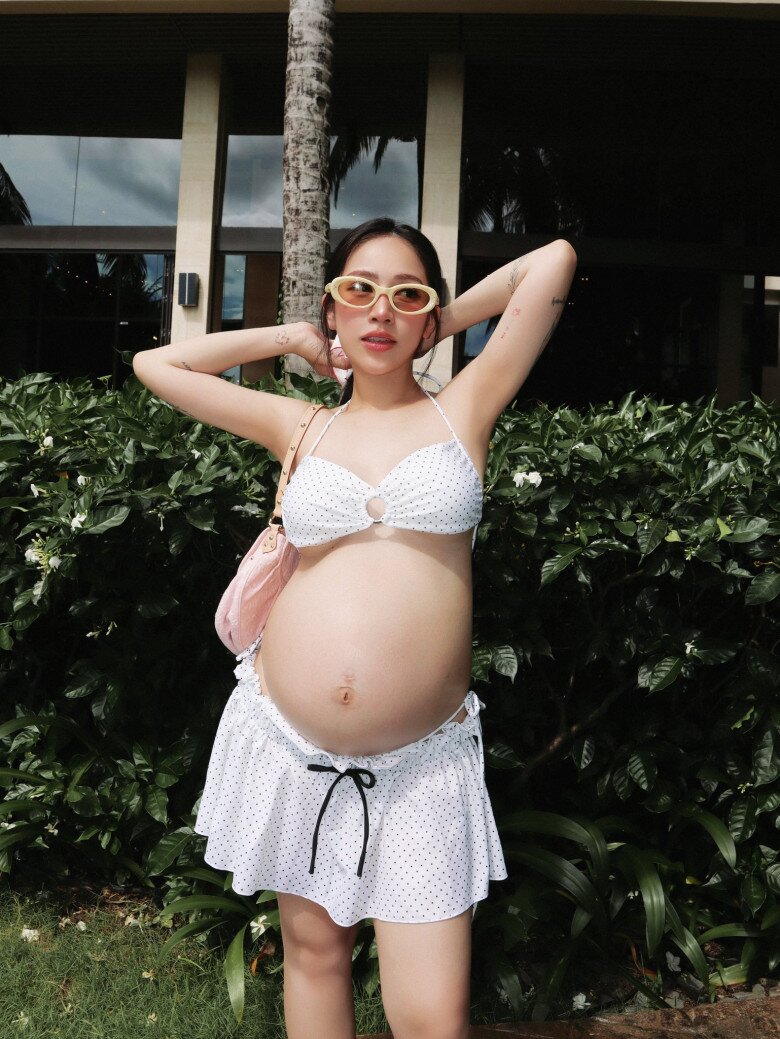 Sắc vóc rạng rỡ, bụng không vết rạn của bà bầu 9X.
