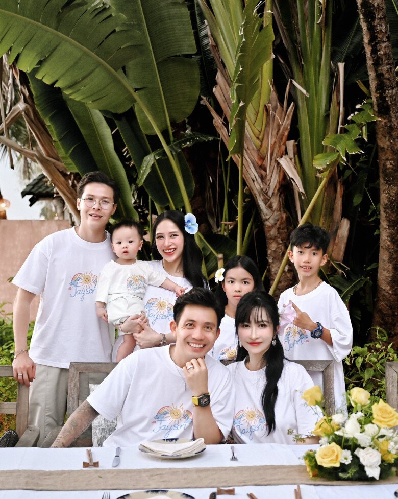 Bà bầu Joyce Phạm sum họp cùng đại gia đình.