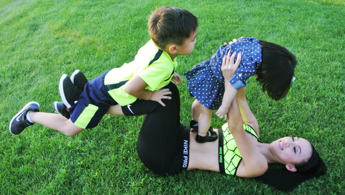 Nữ MC rủ các con cùng tập thể thao để tăng sự gắn kết.