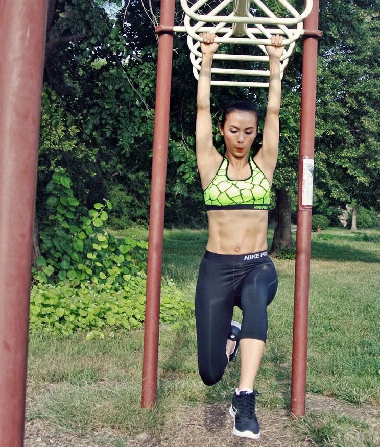 MC Huyền Ny lãi được 6 múi cơ cuồn cuộn nhờ tập luyện.