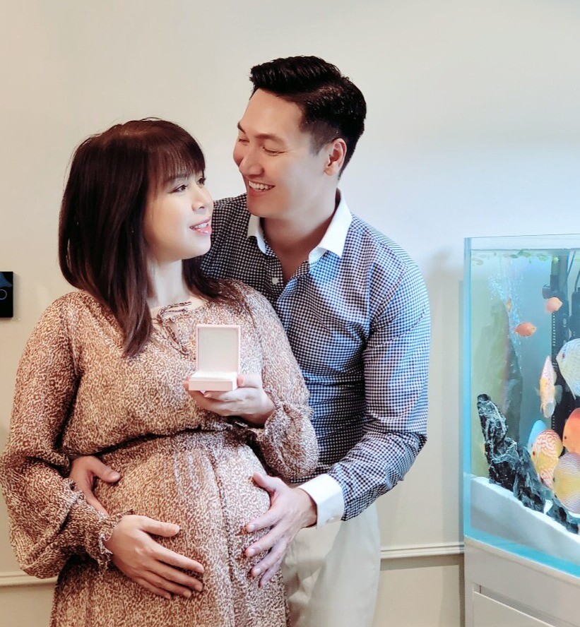 Không chỉ tự tay vào bếp, Mạnh Trường còn mua tặng vợ bầu dây chuyền kim cương.