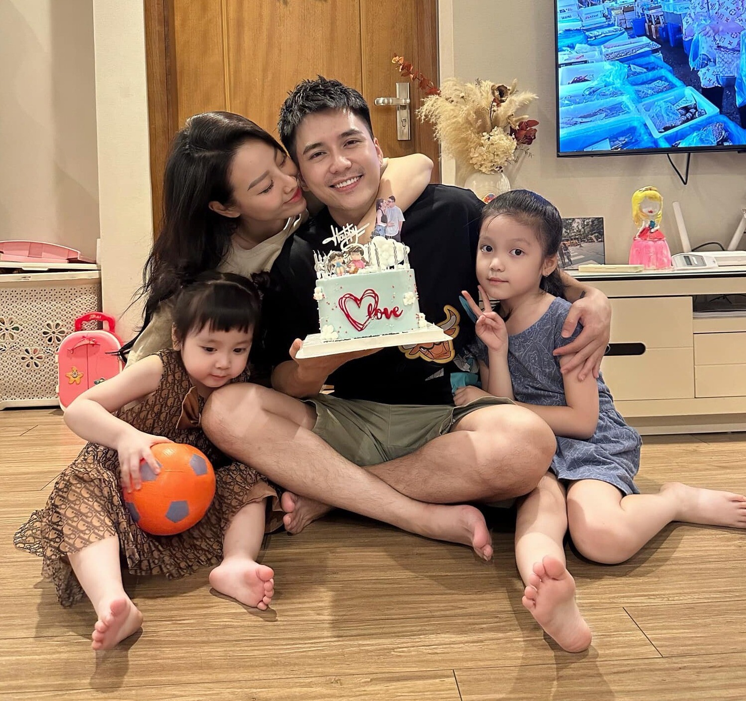 Gia đình 4 người hạnh phúc của sao nam Nhật Ký Vàng Anh.