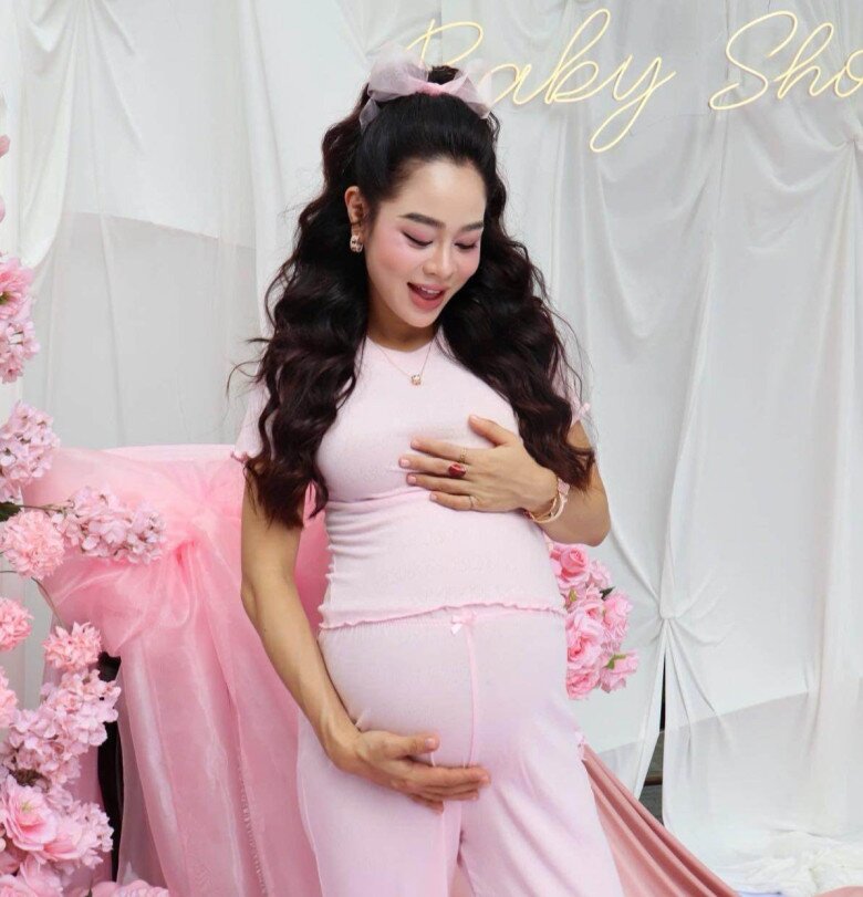 Hai vợ chồng tổ chức tiệc mừng sắp đón thành viên mới.