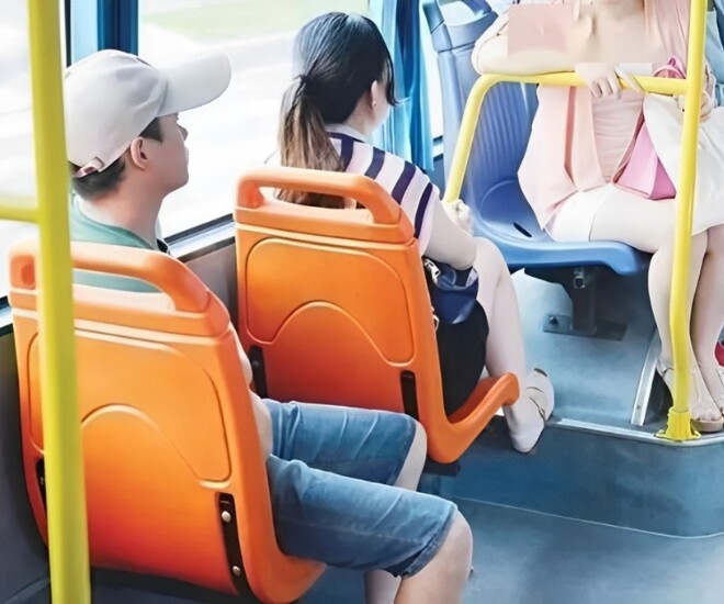 Bà bầu ngồi ở hàng ghế ưu tiên trên xe buýt.