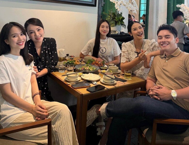 Mẹ hai con vừa hết ở cữ liền xuống phố cùng hội bạn thân.