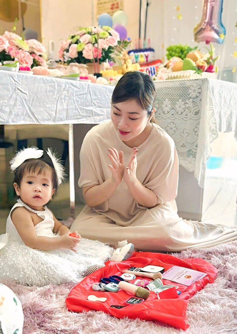 Con gái đầu lòng của cặp đôi đã tròn 1 tuổi.
