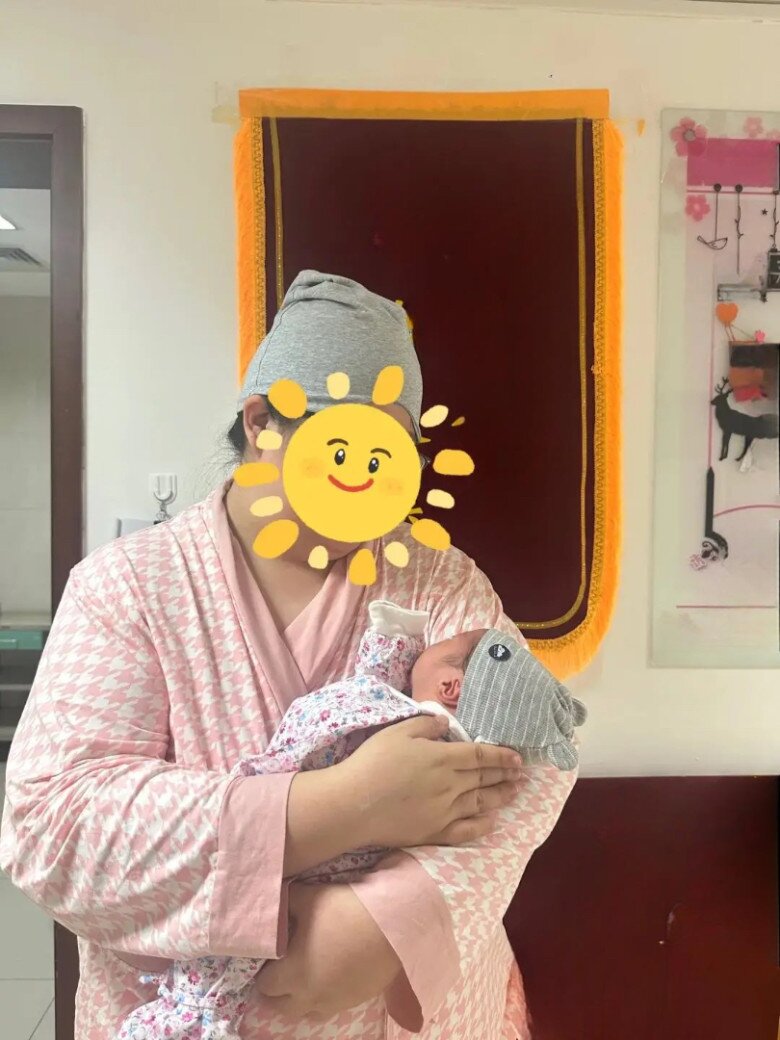 Bé trai chào đời nặng 3,2 kg, sức khỏe ổn định.