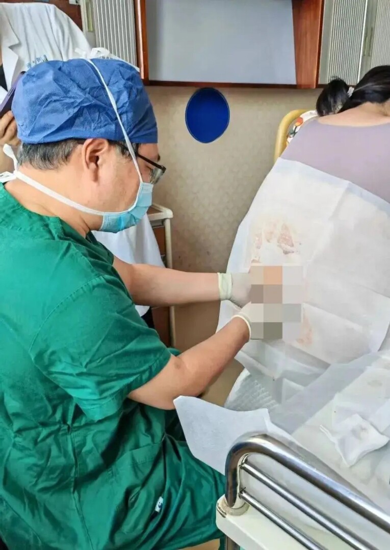 Bác sĩ thực hiện gây tê màng cứng cho sản phụ.