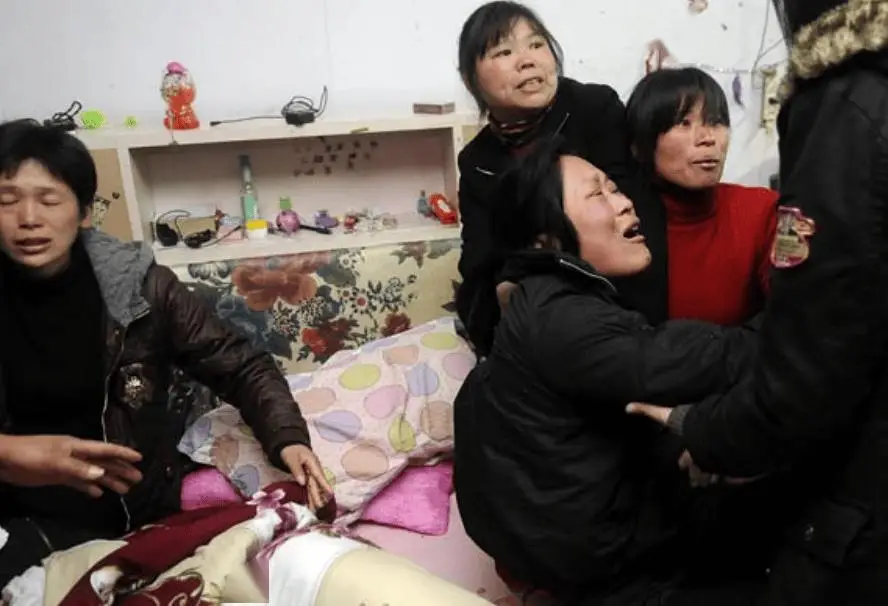 Gia đình nhà gái bàng hoàng trước sự ra đi của cô.