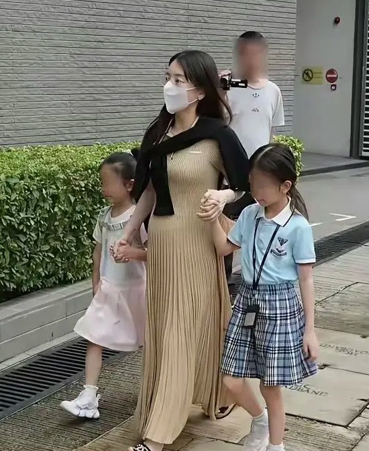 Sắc vóc thon gọn, sang trọng của mẹ bầu nhận nhiều lời khen có cánh.