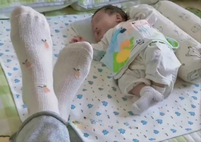 Gội đầu sớm và không giữ ấm cơ thể khi ở cữ, sản phụ trẻ hối hận không kịp - 3