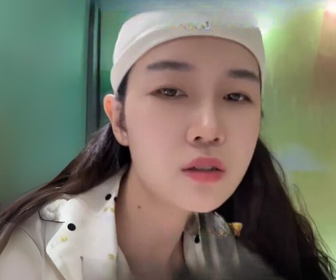 Gội đầu sớm và không giữ ấm cơ thể khi ở cữ, sản phụ trẻ hối hận không kịp - 1