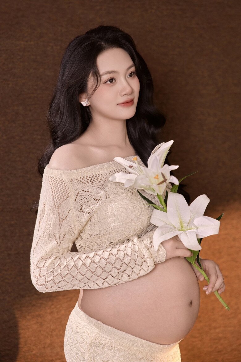 Sắc vóc rạng ngời của bà bầu 9X.