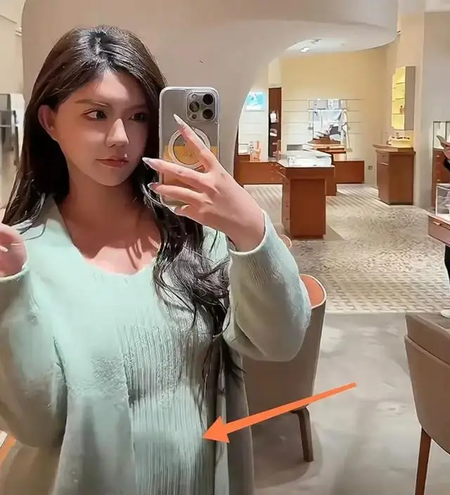 Nữ hoàng dao kéo khoe bụng bầu song thai trong chuyến du lịch gần đây.