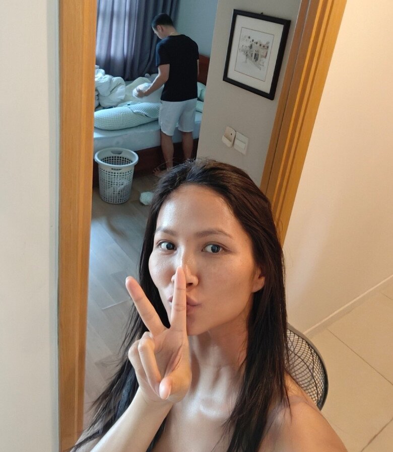 Khoảnh khắc ông xã dọn dẹp nhà cửa được HHen Niê chia sẻ.