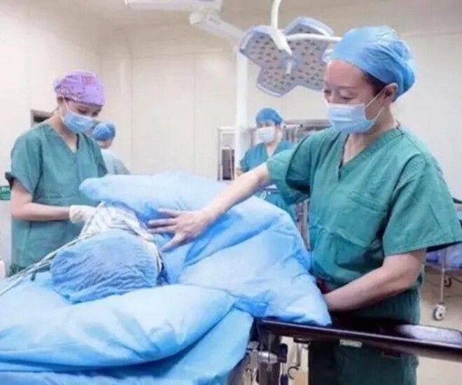 Khoảnh khắc sinh con của 1 thai phụ trẻ vừa được lan truyền trên MXH.