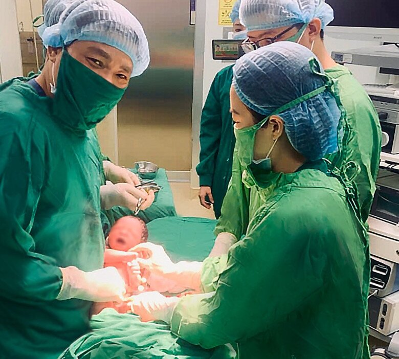 Ê-kíp hạnh phúc chào đón bé gái tuổi Tỵ - Ảnh: Bệnh viện Phụ sản Trung ương.