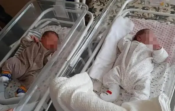 Hai bé trai chào đời trong niềm hạnh phúc vô bờ của cả nhà - Ảnh minh hoạ.