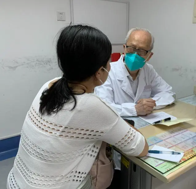 Bác sĩ gợi ý cặp đôi hiếm muộn thực hiện IVF để tìm con.