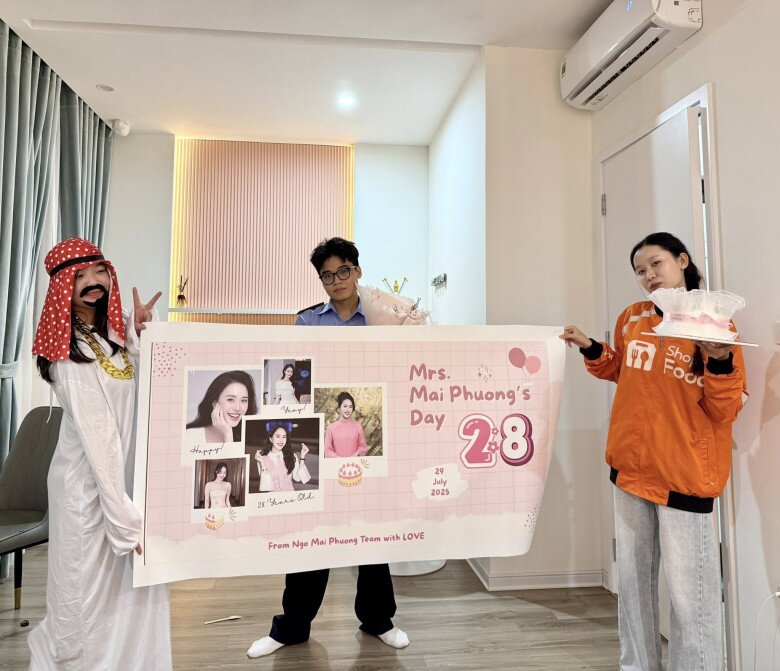 Cô đón tuổi mới trong tình yêu của bạn bè và gia đình.